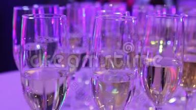 餐厅里的自助餐桌上放着香槟的酒杯，餐厅里放着酒杯和香槟的破桌子